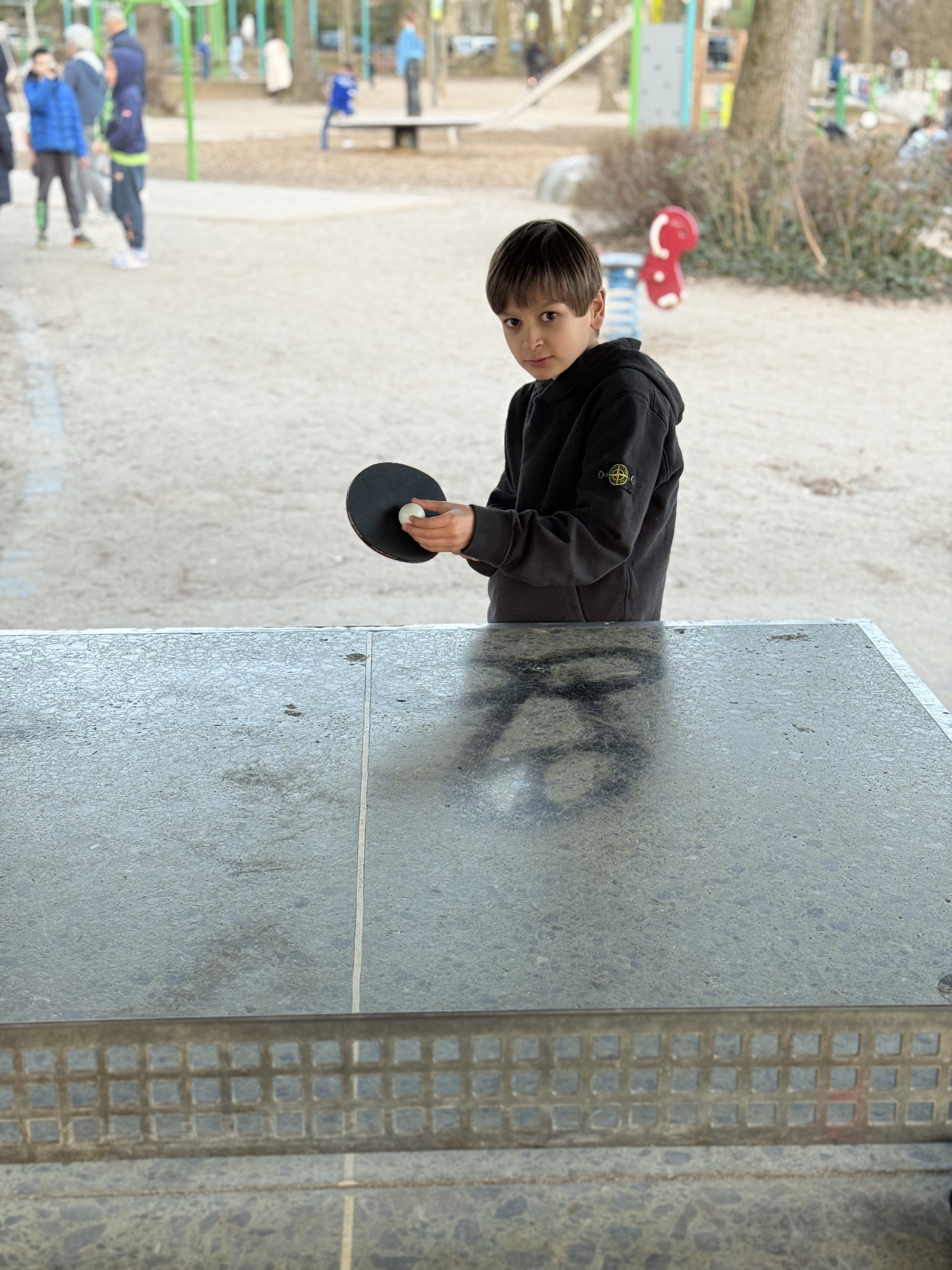 Fred beim Tischtennis